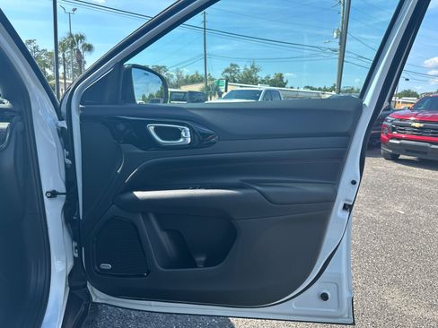Used 2025 Jeep Compass Trailhawk w/ Sun & Sound Group AWD/4WD image 16