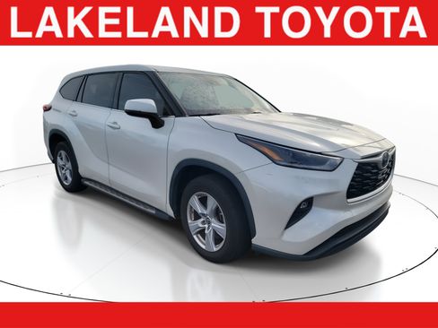 Used 2021 Toyota Highlander LE image 1