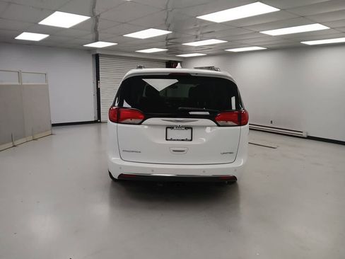 Used 2020 Chrysler Pacifica Limited image 6