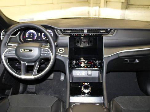 New 2025 Jeep Grand Cherokee Altitude image 9