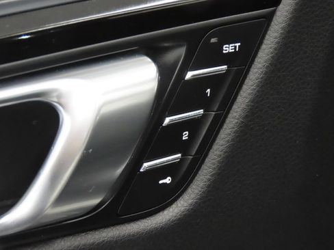 Certified 2022 Porsche Macan AWD/4WD image 36