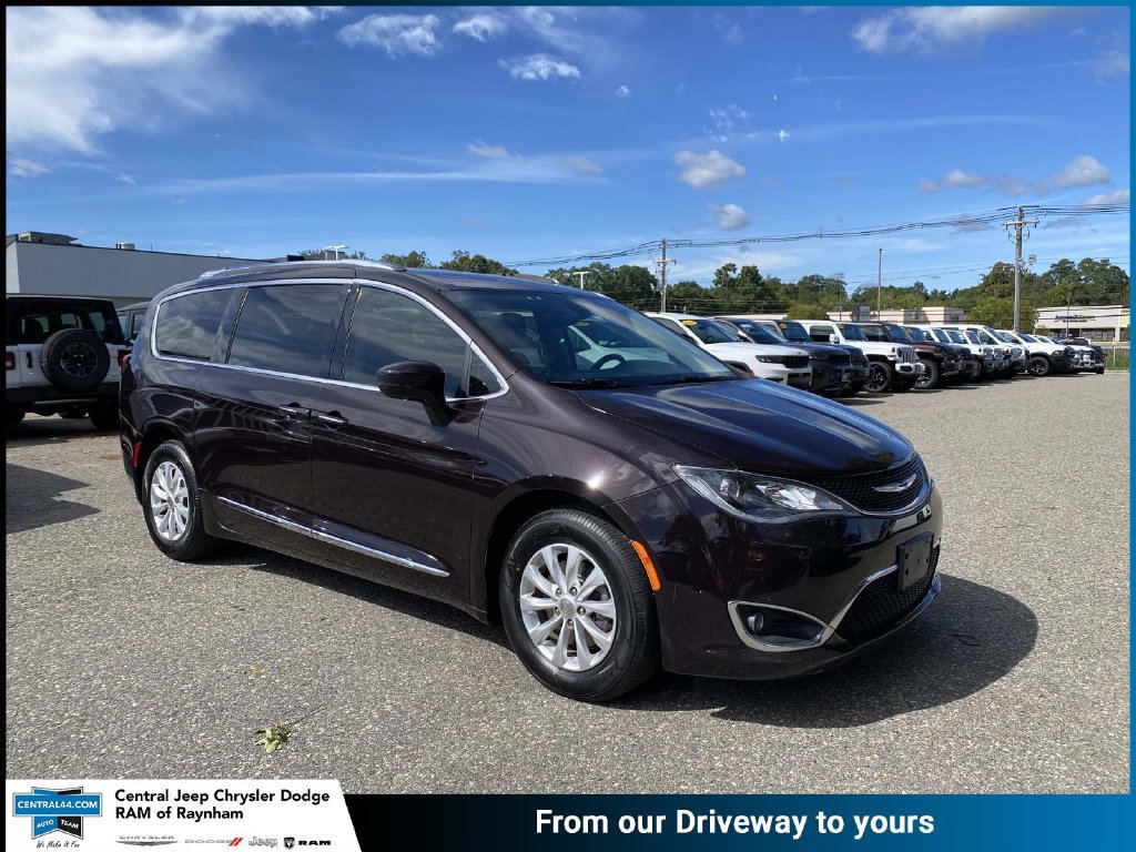 Used 2018 Chrysler Pacifica Touring-L FWD image 1