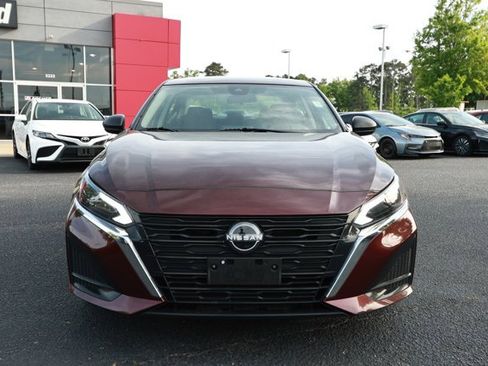 Used 2024 Nissan Altima 2.5 SV FWD image 2