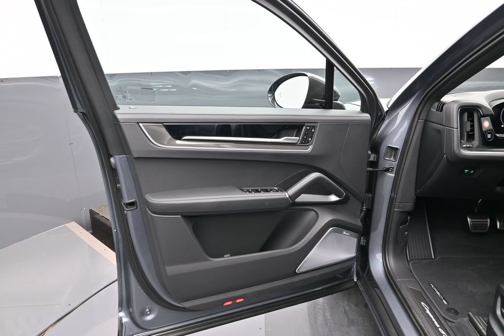 Certified 2026 Porsche Cayenne GTS AWD/4WD image 8