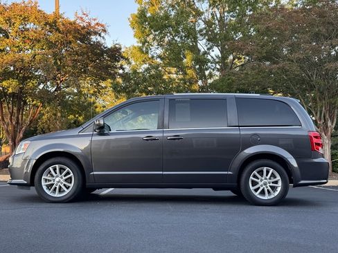 Used 2020 Dodge Grand Caravan SXT image 3