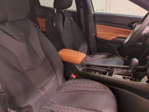 Used 2025 Jeep Compass Limited image 11