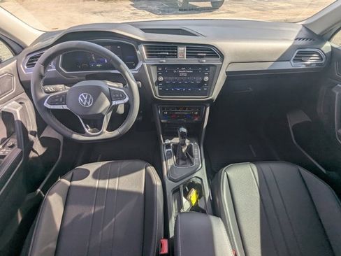 Used 2022 Volkswagen Tiguan SE w/ Panoramic Sunroof Package image 17