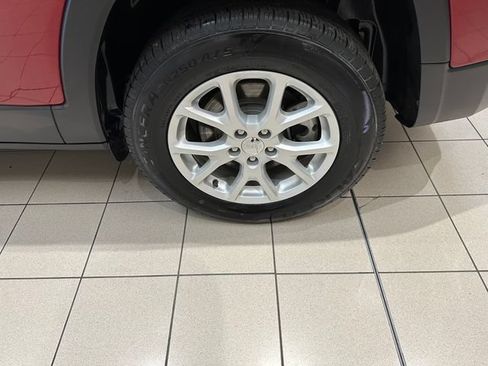 Used 2017 Jeep Cherokee Latitude w/ Cold Weather Group AWD/4WD image 22