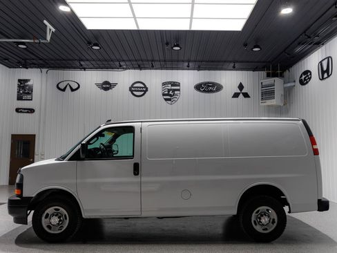 Used 2018 Chevrolet Express 2500 image 3