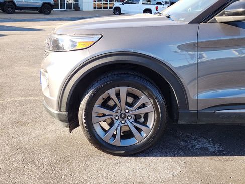 Used 2022 Ford Explorer XLT w/ Equipment Group 202A image 9