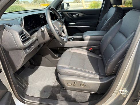 Used 2025 Chevrolet Traverse LT image 5