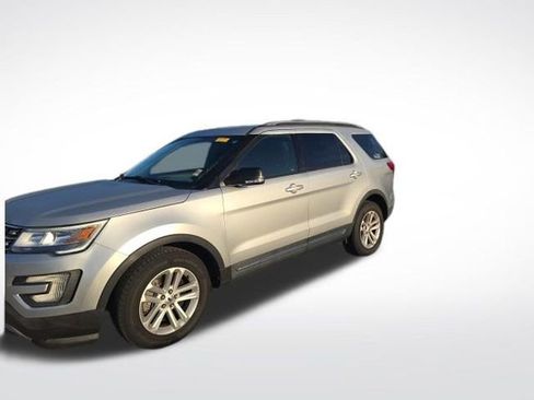 Used 2017 Ford Explorer XLT w/ Equipment Group 201A image 5