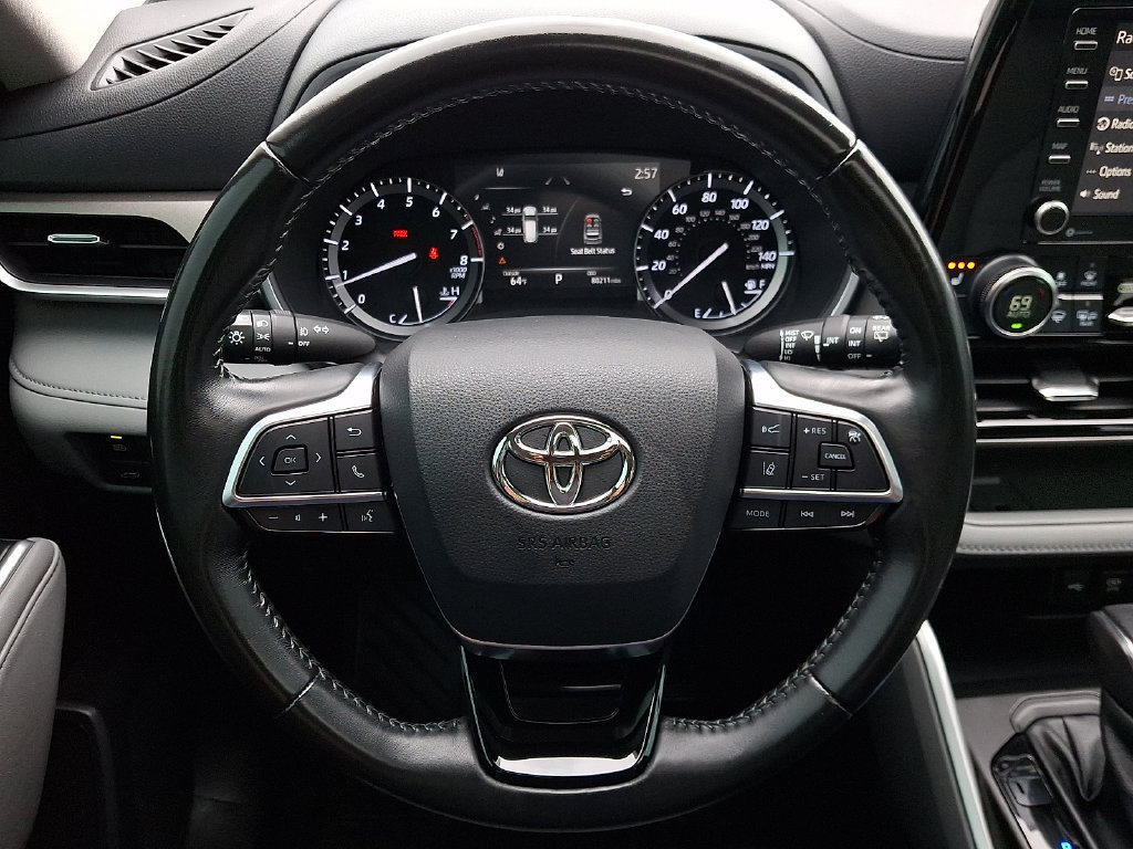 Used 2021 Toyota Highlander XLE AWD/4WD image 22