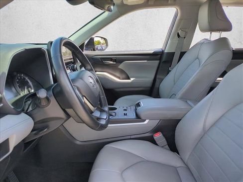 Used 2023 Toyota Highlander XLE FWD image 16