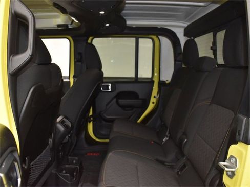 Used 2024 Jeep Gladiator Mojave w/ Technology Group image 10