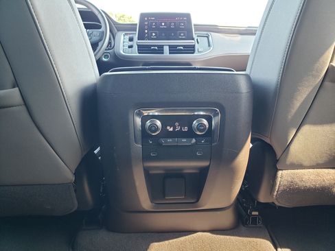 Used 2023 GMC Yukon SLT w/ SLT Premium Package RWD image 35