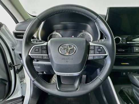 Used 2023 Toyota Highlander XLE AWD/4WD image 11