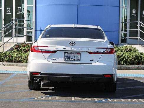 Used 2025 Toyota Camry SE w/ Convenience Package FWD image 9
