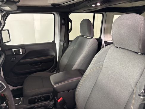 Used 2025 Jeep Wrangler Unlimited Sahara AWD/4WD image 23