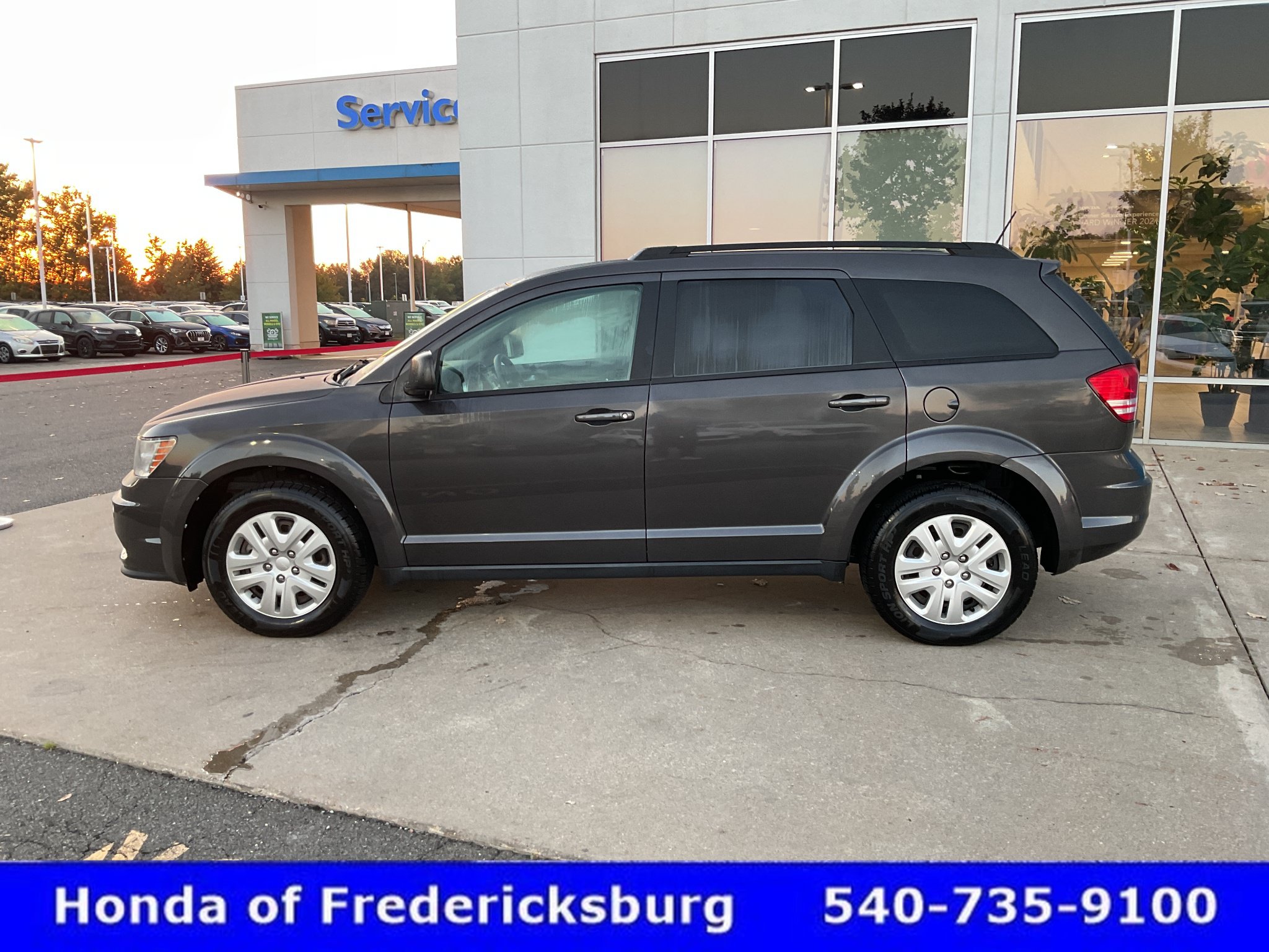 Used 2018 Dodge Journey SE FWD image 3
