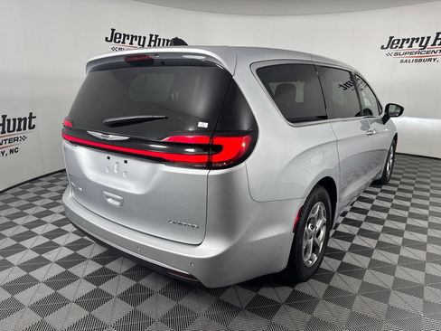 Used 2024 Chrysler Pacifica Limited FWD image 7