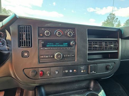Used 2017 Chevrolet Express 2500 RWD image 19