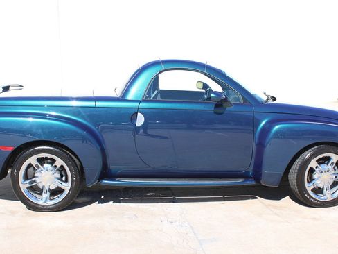 Used 2005 Chevrolet SSR w/ Preferred Equipment Group image 14