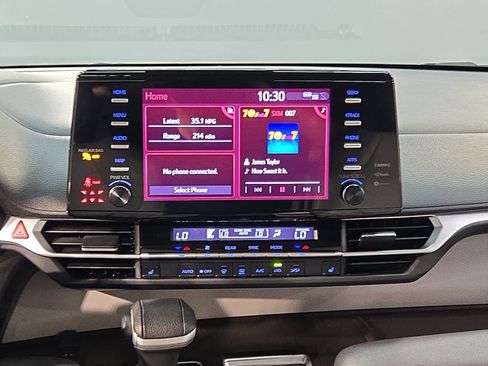 Used 2023 Toyota Sienna XLE FWD image 16