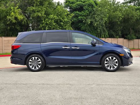 Used 2024 Honda Odyssey EX-L image 2