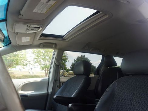 Used 2012 Toyota Sienna SE FWD image 12