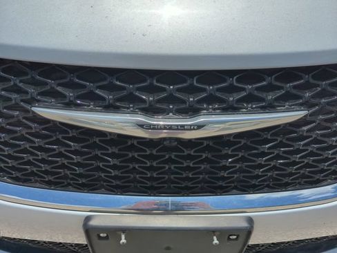 Used 2023 Chrysler Pacifica Touring-L FWD image 5