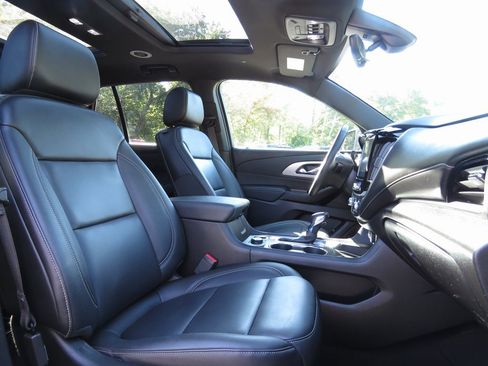 Used 2022 Chevrolet Traverse LT w/ LT Premium Package image 14