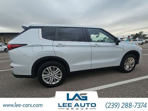 Used 2024 Mitsubishi Outlander ES image 3