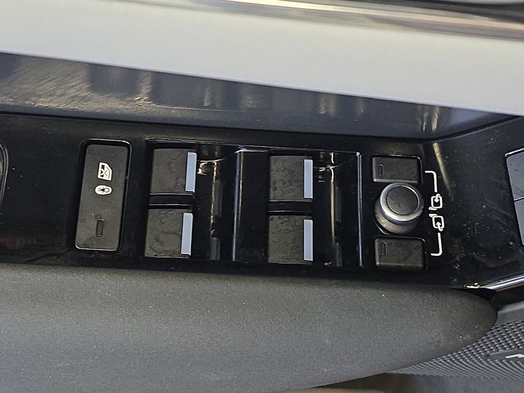 Certified 2024 Land Rover Range Rover Velar Dynamic SE AWD/4WD image 30