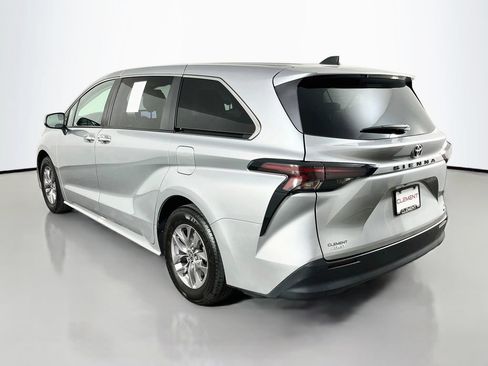 Used 2023 Toyota Sienna XLE AWD/4WD image 9