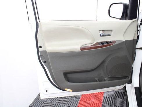 Used 2013 Toyota Sienna XLE image 12