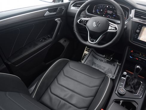 Used 2024 Volkswagen Tiguan SEL R-Line image 2