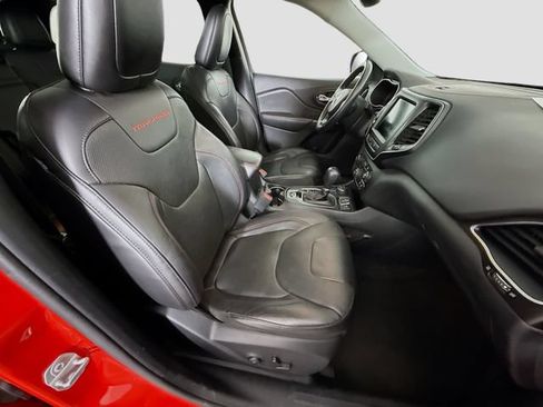 Used 2019 Jeep Cherokee Trailhawk AWD/4WD image 28