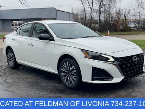 Used 2025 Nissan Altima 2.5 SV AWD/4WD image 2