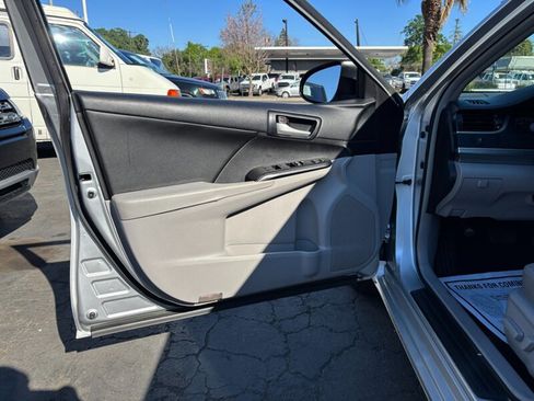 Used 2014 Toyota Camry LE image 12