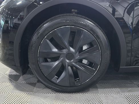 Used 2024 Tesla Model Y Long Range AWD/4WD image 17