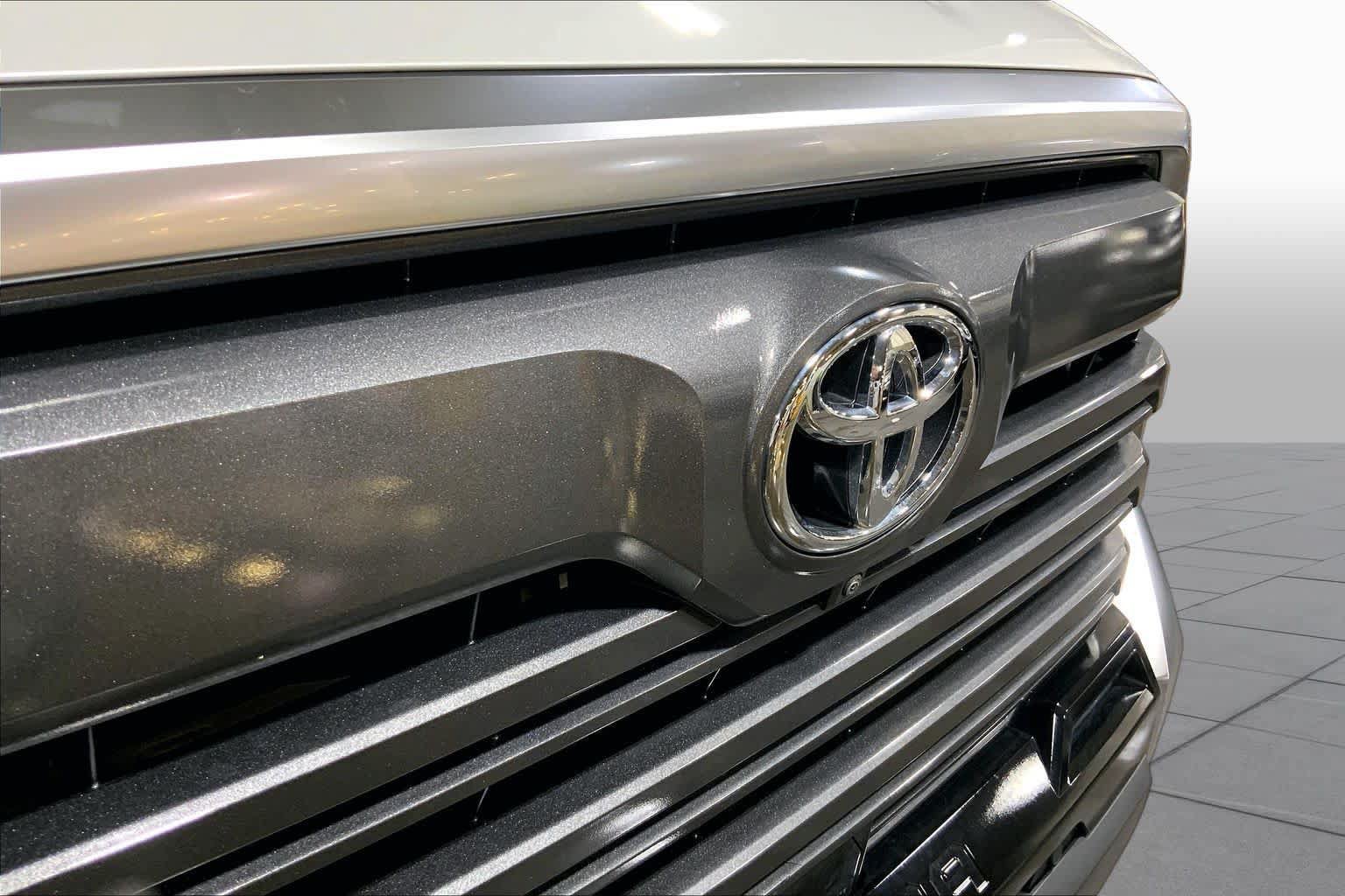 Used 2024 Toyota Tundra Limited AWD/4WD image 30