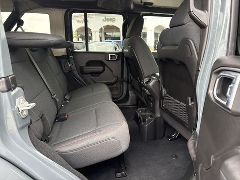 Used 2026 Jeep Wrangler Unlimited Rubicon AWD/4WD image 15