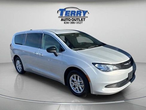 Used 2024 Chrysler Voyager LX image 2