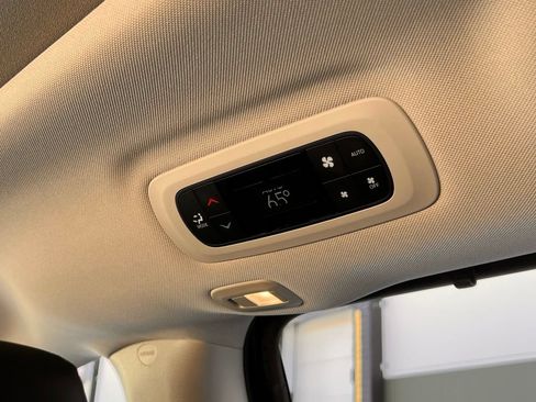 Used 2019 Chrysler Pacifica Limited w/ Tire & Wheel Group FWD image 37