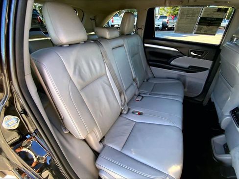 Used 2019 Toyota Highlander XLE image 16