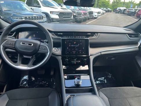Used 2025 Jeep Grand Cherokee Altitude AWD/4WD image 21