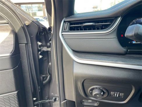 New 2025 Jeep Grand Cherokee L Limited w/ Luxury Tech Group II image 18