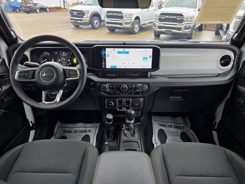 Used 2025 Jeep Wrangler Unlimited Sahara image 32