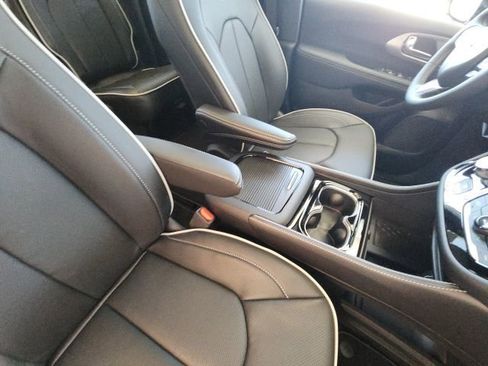New 2025 Chrysler Pacifica Limited FWD image 20